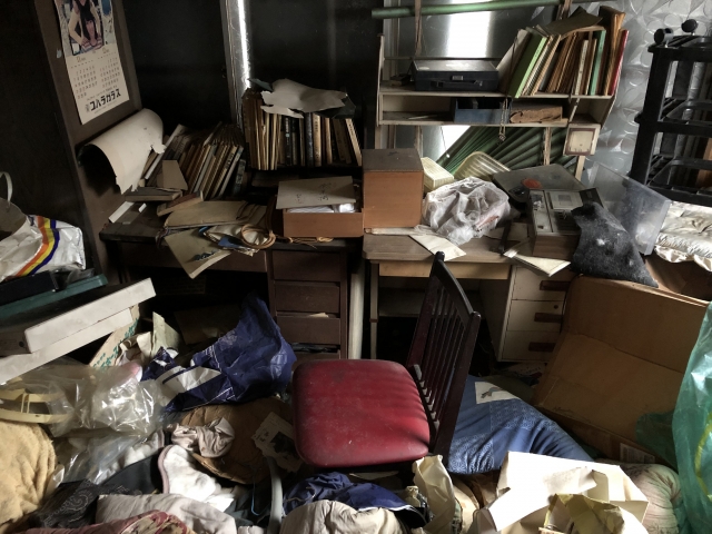 一軒家のゴミ屋敷丸ごと片付け・特殊清掃の作業風景